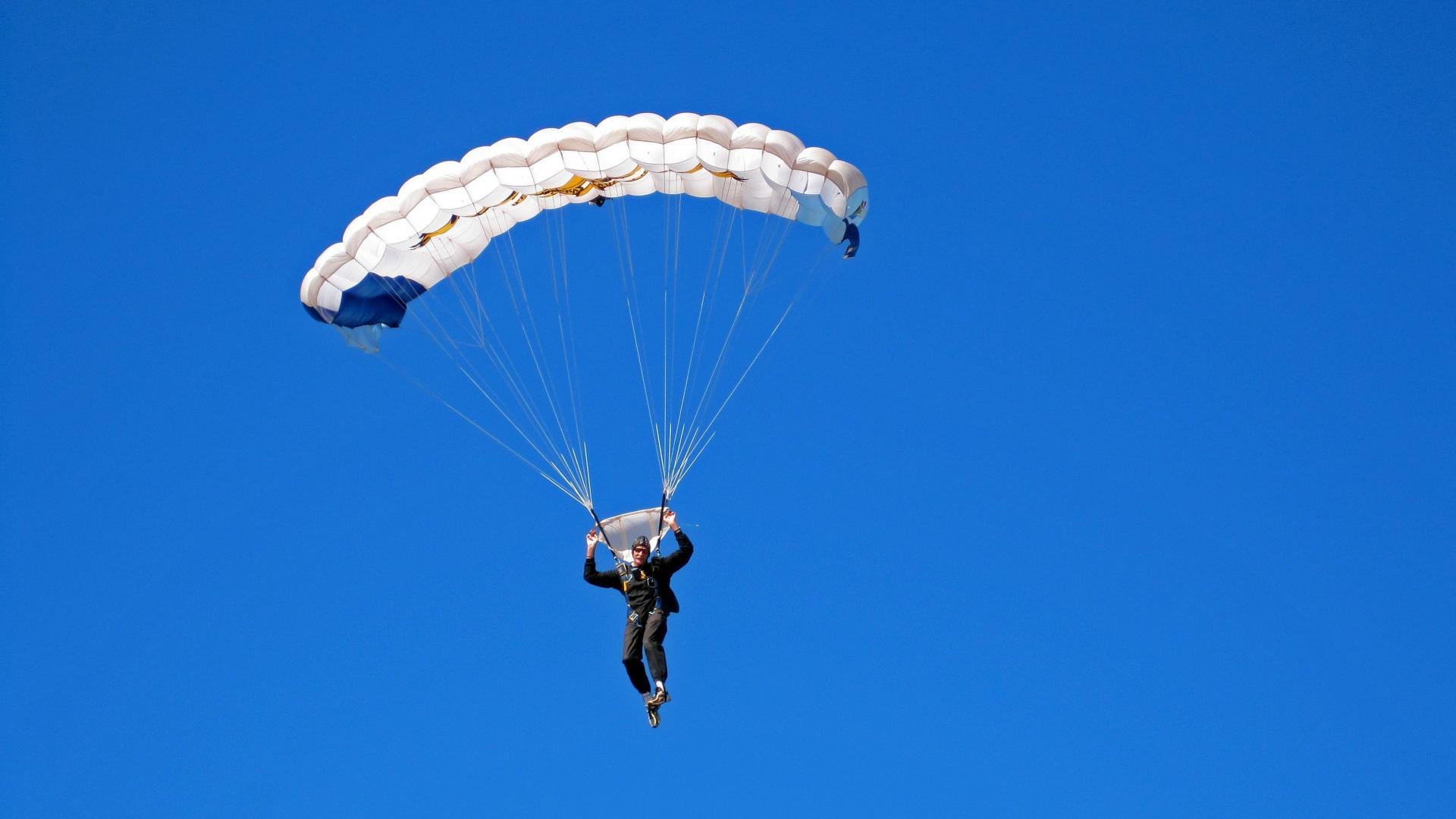 家庭亲子运动会进商场 跳绳、踢毽子与折返跑搬进空调环境
